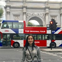 Iis Dahlia yang dikenal sebagai penyanyi dangdut tengah dituding menghina driver ojek online. Iis sudah membantah tudingan tersebut. Dalam kesehariannya, Iis yang menjadi pembawa acara Pagi Pagi Pasti Happy itu kerap tampil dengan busana branded mulai dari sepatu hingga tas. Salah satunya fotonya saat berada di London ini, Iis tampak membawa tas Hermes Kelly berwarna hitam yang harganya mencapai Rp 250 juta. Foto: Dok. Instagram