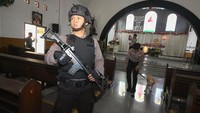 Anjing pelancak juga nampak dikerahkan oleh petugas kepolisian saat melakukan sterilisasi dan pengamanan di gereja tersebut. Antara Foto/Didik Suhartono.