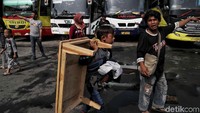 Para pemudik membawa berbagai barang bawaan untuk keluarga di kampung halaman.