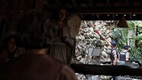 Para personel Gegana menyisir berbagai area di kawasan Gereja Katedral untuk melakukan sterilisasi menjelang misa Natal.