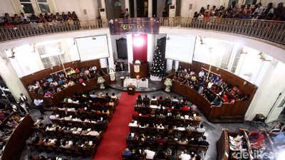 Suasana Misa Malam Natal di Gereja Immanuel