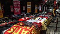 Beragam toko yang menawarkan berbagai produk mulai dari pakaian, sepatu, hingga aksesoris lainnya tersebut dibanderol dengan harga yang menggiurkan karena mendapat potongan maupun promo akhir tahun yang ditawarkan tiap toko tersebut.