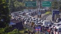 Sejumlah kendaraan terjebak kemacetan di jalan menuju Puncak di Bogor, Jawa Barat, Selasa (24/12/2019).
