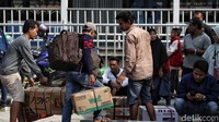 Warga nampak menunggu kedatangan bus yang akan membawa mereka untuk mudik maupun berlibur bersama keluarga di akhir tahun.