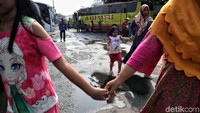 Sejumlah penumpang bergegas menuju bus yang akan mengantarkan mereka ke kampung halaman maupun ke berbagai daerah untuk berlibur di akhir tahun.