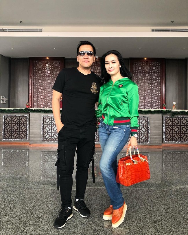 Berpose bersama sahabatnya, Iis Dahlia tampak bergaya menenteng tas Hermes yang harganya sungguh fantastis. Tas Hermes Birkin ukuran 30 cm itu merupakan seri Nilo Geranium yang harganya mencapai US$ 84 juta atau lebih dari Rp 1,2 miliar. Foto: Dok. Instagram