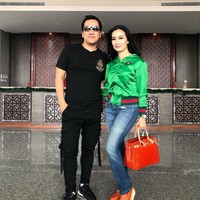 Berpose bersama sahabatnya, Iis Dahlia tampak bergaya menenteng tas Hermes yang harganya sungguh fantastis. Tas Hermes Birkin ukuran 30 cm itu merupakan seri Nilo Geranium yang harganya mencapai US$ 84 juta atau lebih dari Rp 1,2 miliar. Foto: Dok. Instagram