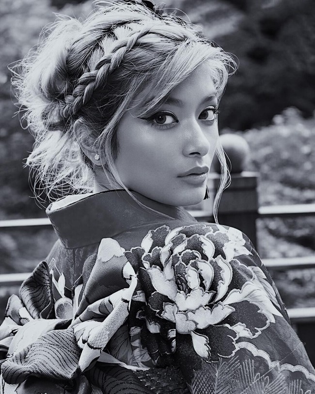 Rola kini disebut-sebut sebagai salah satu role model anak muda Jepang yang selama ini identik dengan kulit putih. Dia dianggap membawa wajah baru bahwa cantik tak harus putih. Orang-orang mengikutiku, aku cool saja. Jika aku bisa melakukan sesuatu hal untuk membawa perubahan kecil di Jepang, itu sangat luar biasa, ujarnya. Foto: Dok. Instagram @rolaofficial