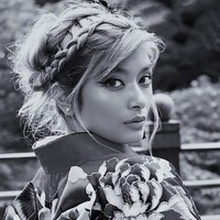 Rola kini disebut-sebut sebagai salah satu role model anak muda Jepang yang selama ini identik dengan kulit putih. Dia dianggap membawa wajah baru bahwa cantik tak harus putih. Orang-orang mengikutiku, aku cool saja. Jika aku bisa melakukan sesuatu hal untuk membawa perubahan kecil di Jepang, itu sangat luar biasa, ujarnya. Foto: Dok. Instagram @rolaofficial