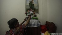 Seorang oma tengah merapihkan barang-barangnya di Panti Werdha Wisma Mulia, Jakarta Barat. Selasa (24/12/2019).