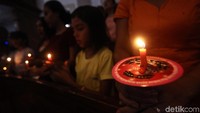 Para jemaat tampak khusyuk berdoa.