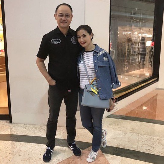 Iis Dahlia berpose bersama suami tercinta Satrio Dewandono yang sempat ikut terseret namanya dalam kasus pembelian motor Harley oleh petinggi Garuda. Bergaya saat jalan-jalan di mall bersama sang suami, Iis membawa tas Hermes Kelly ratusan juta rupiah. Foto: Dok. Instagram