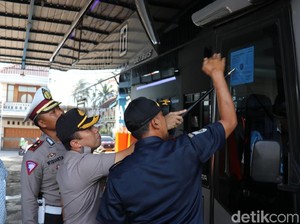 Cegah Kecelakaan, Belasan Sopir Bus di Tangerang Dicek Urine