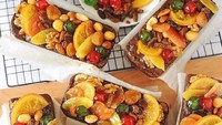 Dibuat dengan bentuk kecil dengan topping manisan buah warna-warni tampilan fruitcake makin cantik. Foto : Instagram @alan_travellingfoodies
