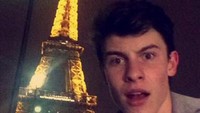 Potret lucu juga dibagikan Shawn Mendes yang tampak heran dengan ukuran Menara Eiffel yang tingginya mencapai 324 meter itu. (Foto: twitter @ShawnMendes)