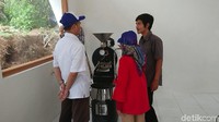 Agrowisata Dillem Wilis adalah destinasi wisata yang baru dikembangkan Pemkab Trenggalek selama tiga tahun terakhir. Ada spot menarik, di antaranya melihat mesin pengolahan kopi peninggalan Belanda hingga produksinya (Foto: Adhar Muttaqin/detikcom)