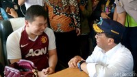 Menhub Budi Karya Sumadi sempat berbincang dengan sejumlah pemudik di Pelabuhan Merak, Banten.