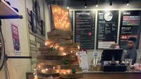 Daripada cuma jadi tumpukan sampah, mending kotak pizza yang nggak kepakai didekorasi jadi pohon natal gemaz kayak gini. / Foto: Dok. Boredpanda