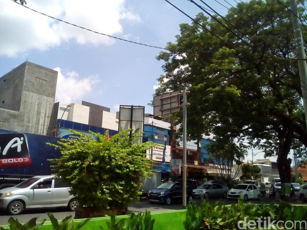 Tugu Identitas Kudus berada tepat di samping Hypermart, di Desa Getas Pejasten, Kecamatan Jati, Kabupaten Kudus. Lokasinya di sebelah kanan Jalan Raya Kudus-Semarang atau sekitar 1 km dari Alun-alun Kudus (Foto: Akrom Hazami/detikcom) Tugu Identitas Kudus berada tepat di samping Hypermart, di Desa Getas Pejasten, Kecamatan Jati, Kabupaten Kudus. Lokasinya di sebelah kanan Jalan Raya Kudus-Semarang atau sekitar 1 km dari Alun-alun Kudus (Foto: Akrom Hazami/detikcom)