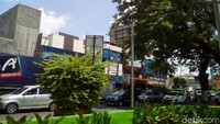 Tugu Identitas Kudus berada tepat di samping Hypermart, di Desa Getas Pejasten, Kecamatan Jati, Kabupaten Kudus. Lokasinya di sebelah kanan Jalan Raya Kudus-Semarang atau sekitar 1 km dari Alun-alun Kudus (Foto: Akrom Hazami/detikcom)