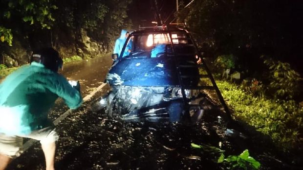 Longsor di Padang Bikin Batu Terguling ke Jalan, 3 Orang Terluka
