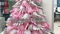 Pohon natal ini dibuat dari tumpukan sarung tangan laboratorium. Lucu ya? / Foto: Dok. Boredpanda