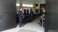 Selain sterilisasi, sebanyak 10-15 personel gabungan disiagakan untuk menjaga gereja. Tercatat ada 32 gereja yang tersebar di Ciamis dan Pangandaran.