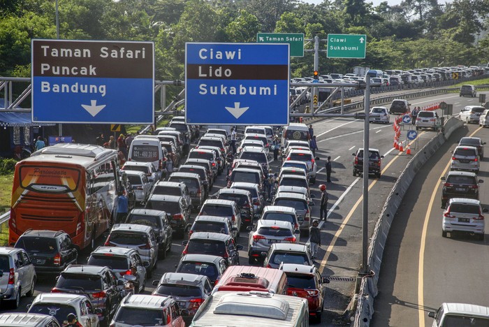 Arus lalu lintas di jalan menuju Puncak padat oleh kendaraan. Berikut foto-fotonya.