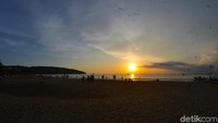 Berwisata ke pantai tentu sayang jika melewatkan senja tanpa menyaksikan sang surya tenggelam di ufuk barat. Cerita keindahan matahari terbenam atau sunset, seolah tak ada habisnya. Menjadi saksi momentum penutup hari selalu memberi kesan tersendiri.