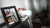Mengintip di kamar salah satu oma terlihat figura keluarga nampak menghiasi kamar.