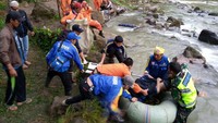 Kabid Humas Polda Sumsel Kombes Supriadi menjelaskan peristiwa ini terjadi di Jalan Lintas Pagar Alam-Lahat KM 9, Desa Plang Kenidai, Dempo Tengah, Kota Pagar Alam pukul 23.15 WIB, Senin (23/12) malam. Supriadi mengatakan insiden ini adalah kecelakaan tunggal. Istimewa/Dok. Polres Pagar Alam dan Basarnas.