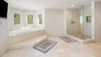 Kamar mandi utama memiliki bak jacuzzi. Foto: Dok. CNBC/Compass