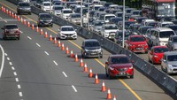 Sejumlah pengendara melintas di jalur contraflow menuju arah Sukabumi di pintu keluar Tol Jagorawi KM 44, Bogor, Jawa Barat, Selasa (24/12/2019).