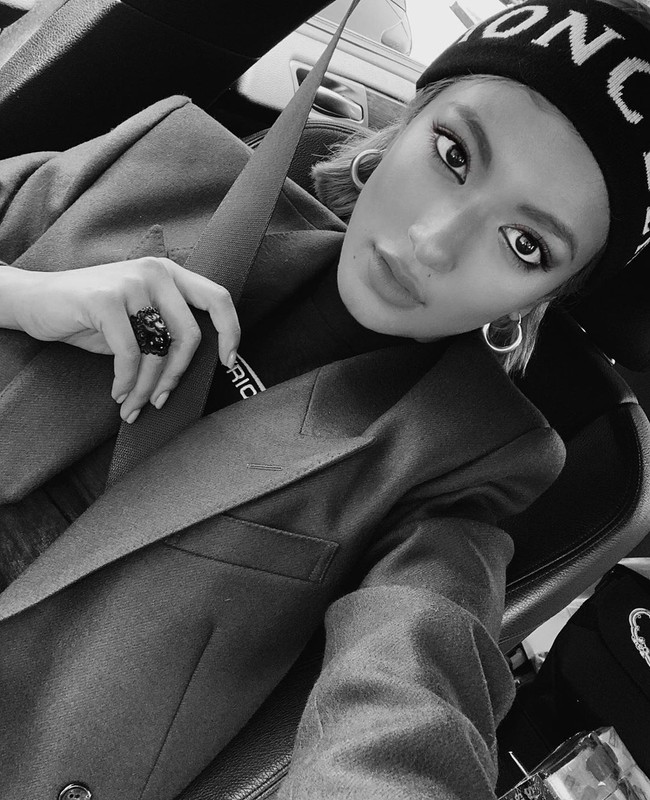 Rola, seperti dikutip dari Vogue, merupakan model Jepang berdarah campuran. Ayahnya seorang pria dari Bangladesh. Ibunya, separuh Jepang dan Rusia. Penampilannya sungguh memesona dengan berbagai campuran ras yang ada di dirinya. Foto: Dok. Instagram @rolaofficial