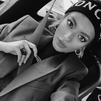 Rola, seperti dikutip dari Vogue, merupakan model Jepang berdarah campuran. Ayahnya seorang pria dari Bangladesh. Ibunya, separuh Jepang dan Rusia. Penampilannya sungguh memesona dengan berbagai campuran ras yang ada di dirinya. Foto: Dok. Instagram @rolaofficial