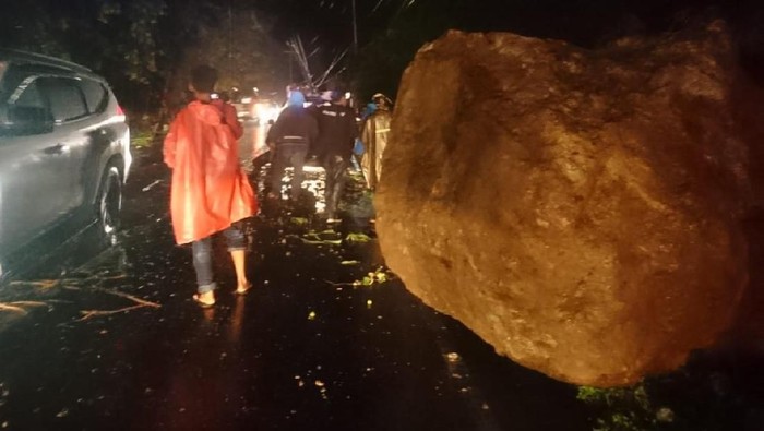 Longsor di Padang Bikin Batu Terguling ke Jalan, 3 Orang Terluka