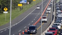 Salah satu upaya untuk mengurai kemacetan di kawasan Puncak, Bogor, adalah dengan diberlakukannya contraflow menuju arah Sukabumi di pintu keluar Tol Jagorawi KM 44, Bogor, Jawa Barat.