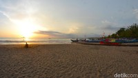 Suasana tenang menyergap kala matahari di pantai Barat Pangandaran perlahan menghilang di ujung pandang laut lepas. Pancaran cahaya merah kekuningan seperti meredam debur ombak yang tak henti beriringan.
