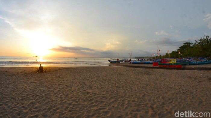 Ratusan pengunjung berjejer menantikan sunset menjelang malam Natal, Selasa (24/12).