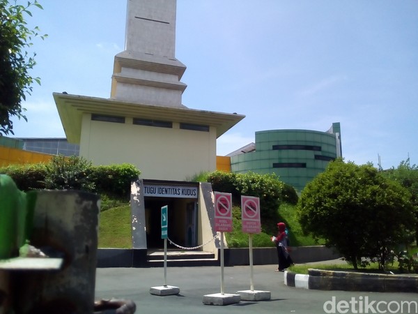 Tugu Identitas ini bentuknya mirip seperti Menara Kudus. Bangunannya menarik untuk dikunjungi. Di tanah Tugu Identitas ini juga merupakan salah satu tempat pertempuran para pejuang Kudus dalam merebut kemerdekaan dulu (Foto: Akrom Hazami/detikcom) Tugu Identitas ini bentuknya mirip seperti Menara Kudus. Bangunannya menarik untuk dikunjungi. Di tanah Tugu Identitas ini juga merupakan salah satu tempat pertempuran para pejuang Kudus dalam merebut kemerdekaan dulu (Foto: Akrom Hazami/detikcom)