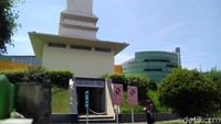 Tugu Identitas ini bentuknya mirip seperti Menara Kudus. Bangunannya menarik untuk dikunjungi. Di tanah Tugu Identitas ini juga merupakan salah satu tempat pertempuran para pejuang Kudus dalam merebut kemerdekaan dulu (Foto: Akrom Hazami/detikcom)