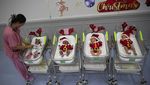 Gemas! Bayi di Thailand Pakai Kostum Sinterklas Untuk Sambut Natal