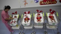 Bayi-bayi tersebut mengenakan kostum Sinterklas untuk menyambut Natal yang diperingati setiap tanggal 25 Desember.