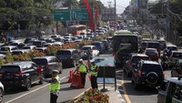 Sejumlah petugas kepolisian nampak dikerahkan untuk mengatur lalu lintas di jalan menuju Puncak di Bogor, Jawa Barat. Menurut petugas Sat Lantas Polres Bogor, arus liburan Natal di kawasan wisata Puncak terjadi hari ini, Selasa (24/12) sehingga Polisi memberlakukan rekayasa lalu lintas sistem buka tutup untuk mengurai kemacetan kendaraan.