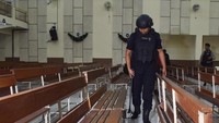 Polisi melakukan penyisiran di sebuah gereja di Kota Madiun, Jawa Timur. Antara Foto/Siswowidodo.