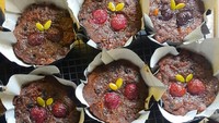 Dibuat dengan bentuk kecil dengan topping manisan buah warna-warni tampilan fruitcake makin cantik. Foto : Instagram @alan_travellingfoodies