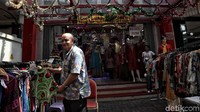 Salah satu toko di kawasan Pasar Baru, Jakarta, menawarkan beragam prom dan diskon menarik bagi para pembeli menjelang akhir tahun.