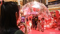 Beberapa anak foto bersama dengan latar belakang Pink Paradise.