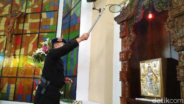 Tim Jibom Sterilisasi Gereja di Ciamis dan Pangandaran