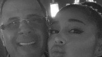 Dalam potret monokrom, Ariana Grande membagikan momen manisnya bersama sang ayah, Ed Butera di depan Menara Eiffel. (Foto: instagram @arianagrande)